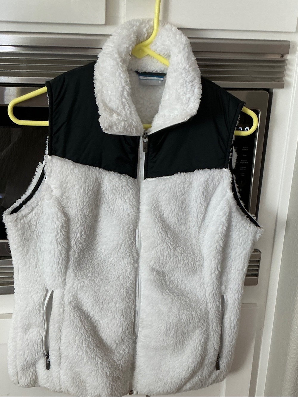 Columbia White Plush Vest with Black Shoulder Panel Size Medium